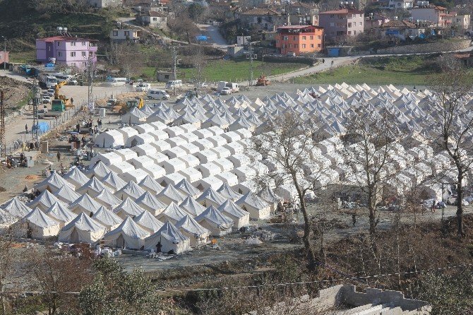 Türkmenler İçin Geçici Çadır Kuruldu