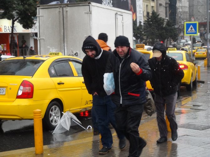 İstanbulluların şiddetli rüzgarla mücadelesi
