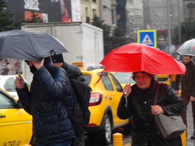 İstanbulluların şiddetli rüzgarla mücadelesi