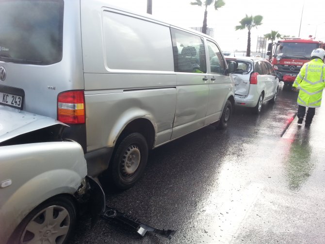 İzmir'de zincirleme trafik kazası: 5 yaralı