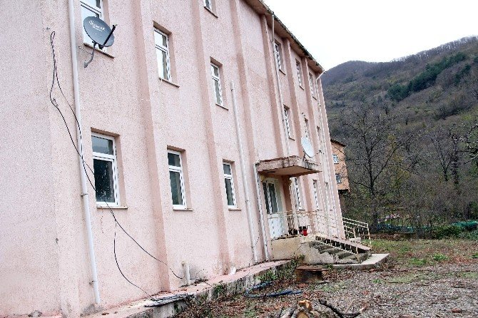 Hastane Olarak Yapılan Bina Atıl Halde Bekliyor