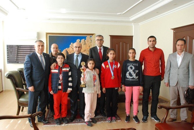 Vali Demirtaş’tan Satranç Ve Atletizm Şampiyonlarına Ödül