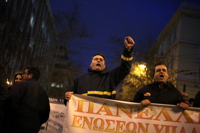 Yunanistan'da 2 bin 500 üniformalı, gösteri düzenledi