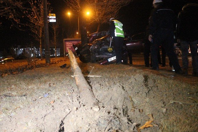 Otomobil Ağaca Çarptı: 1 Ölü, 1 Yaralı