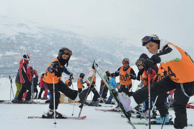 Bitlis’teki kayak yarışları renkli görüntülere sahne oldu