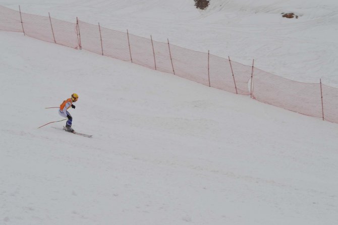 Bitlis’teki kayak yarışları renkli görüntülere sahne oldu