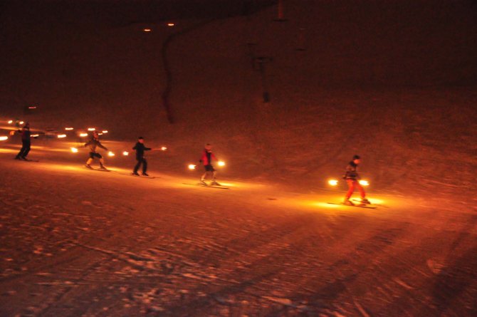 Bitlis'te meşaleli kayak gösterisi büyüledi