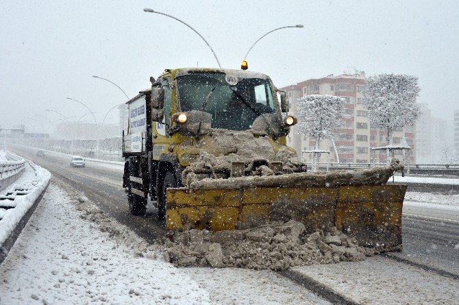 Büyükşehir’den Yoğun Kar Yağışına Müdahale