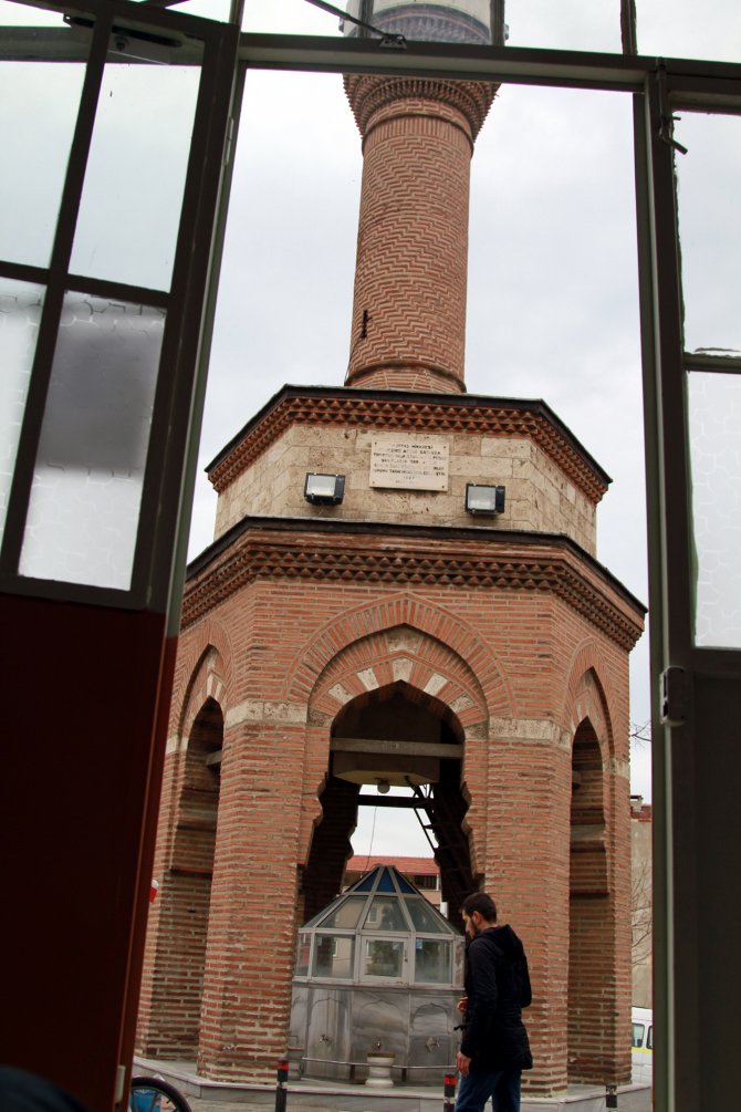 Cami ile yolları ayrı düşen şadırvan üstü minarenin ilginç öyküsü