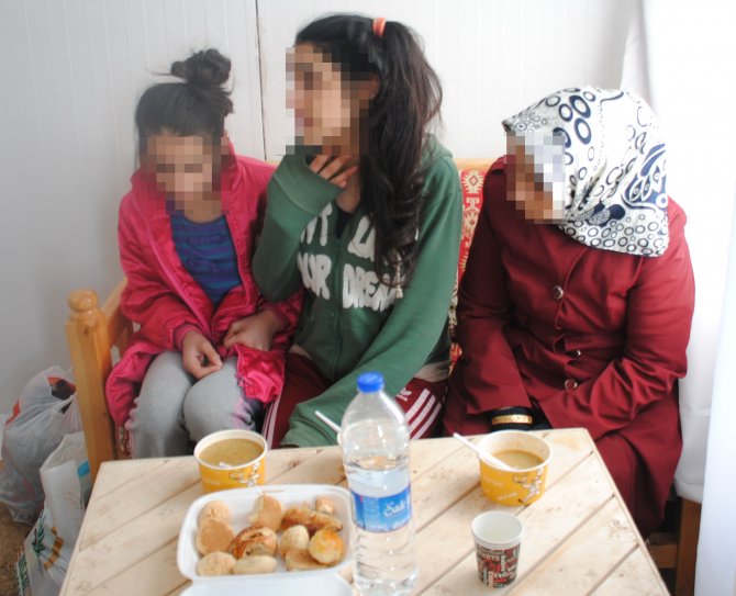 Sur’da mahsur kalan anne ile 2 kızını jandarma kurtardı