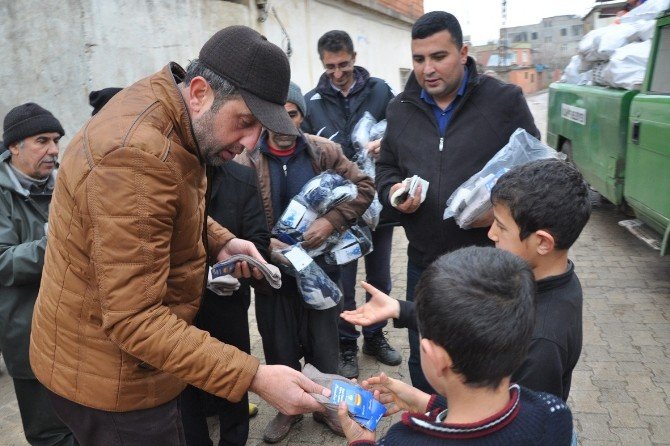 Suriyelilere Çorap Ve Odun Dağıtıldı