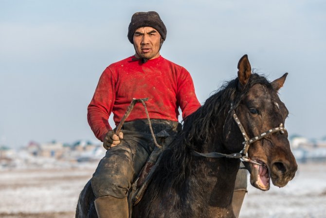 Kazak gençleri at üstünde hünerlerini sergiledi