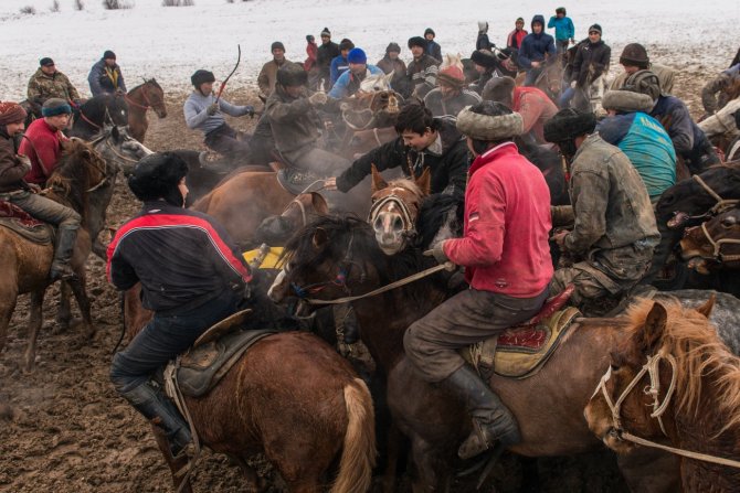 Kazak gençleri at üstünde hünerlerini sergiledi
