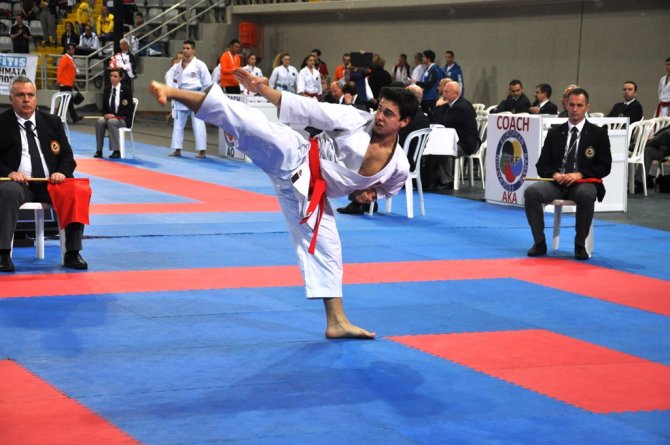 Karateciler ilk günü 7 altın, 1 gümüş ve 2 bronz madalya ile tamamladı