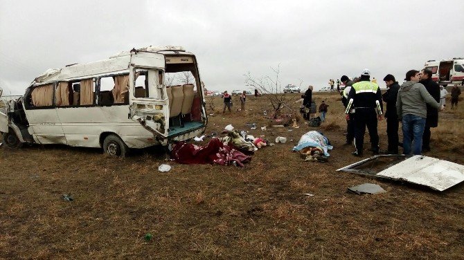 Suriyelileri Taşıyan Minibüs Şarampole Yuvarlandı: 1 Ölü, 26 Yaralı