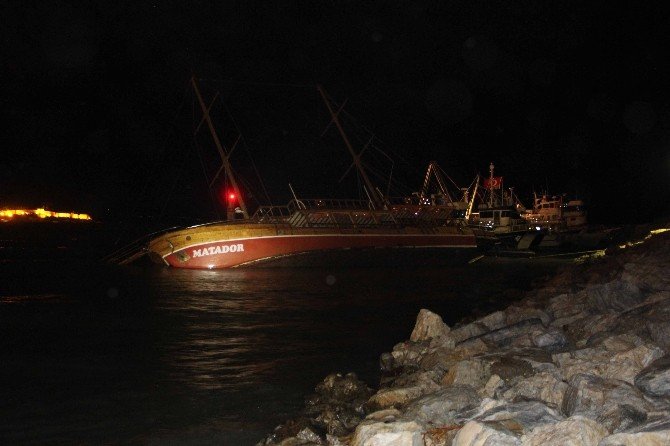 Kuşadası’nda Gezi Teknesi Battı