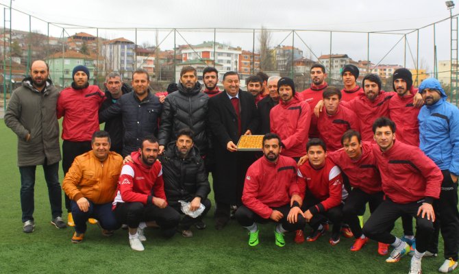 Başkan İkiz futbolculara tatlı ikramında bulundu