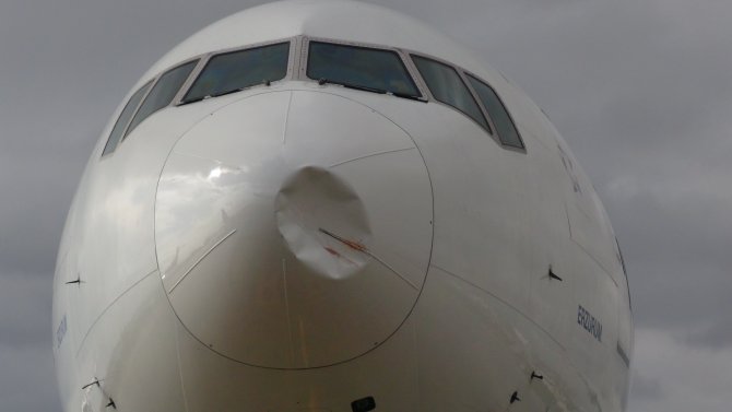 Kuş çarpması sonucu uçağın burnu çöktü