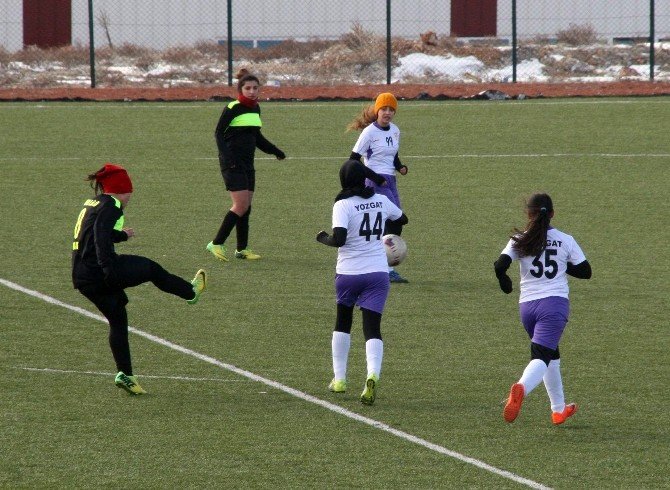 Eksi 4 Derecede Oynanan Futbol Maçında Bayan Sporcular Sahaya Bere Ve Boyunlukla Çıktı