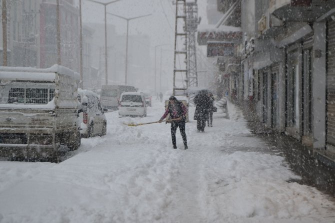 Yüksekova’da yoğun kar ulaşımı olumsuz etkiliyor