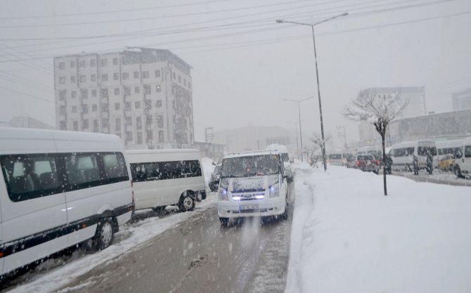 Yüksekova’da yoğun kar ulaşımı olumsuz etkiliyor