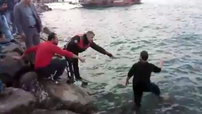 Denizin Kıyısında İntihara Kalkışan Genç, Polisleri Seferber Etti