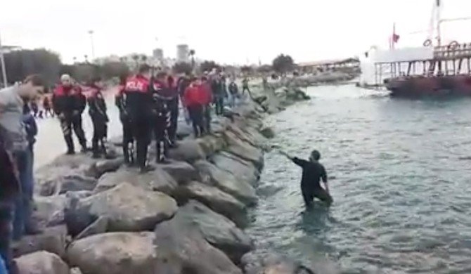 Denizin Kıyısında İntihara Kalkışan Genç, Polisleri Seferber Etti