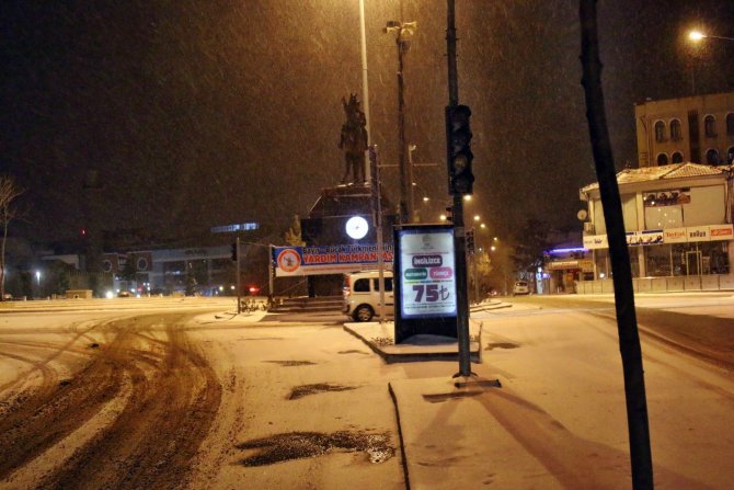 Kırşehir'de ulaşım güçlükle sağlanıyor