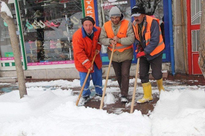 Nevşehir Belediyesi Kar Temizleme Çalışmalarını Sürdürüyor
