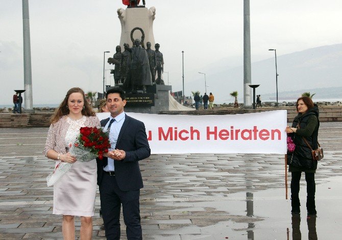 Avusturyalı Sevgilisine Atatürk Anıt Alanı’nda Evlilik Teklifinde Bulundu
