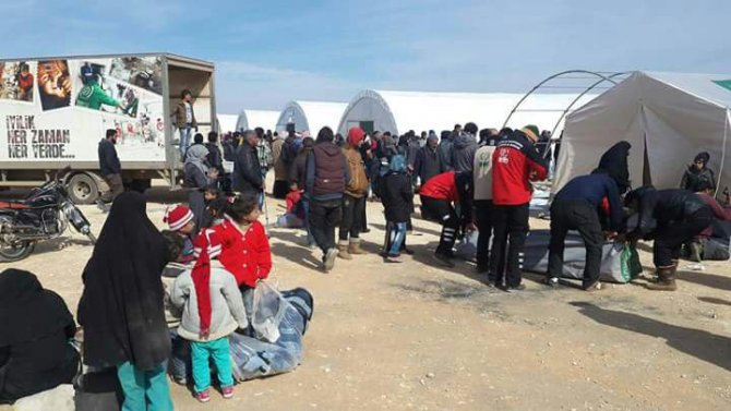 Suriye sınırında 15 bin kişi Türkiye’ye geçmek için bekliyor