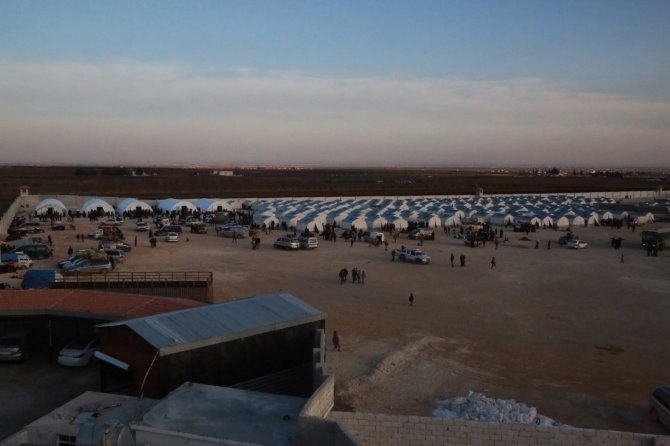 Suriye sınırında 15 bin kişi Türkiye’ye geçmek için bekliyor