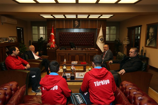 Masa tenisi şampiyonları Başkan Yaşar’ı ziyaret etti
