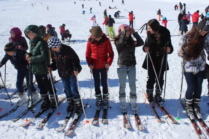 Öğrenciler Erciyes’te kayak heyecanı yaşadı
