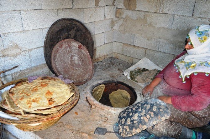 Bitlis’te Tandır Ekmeği Geleneği Devam Ediyor
