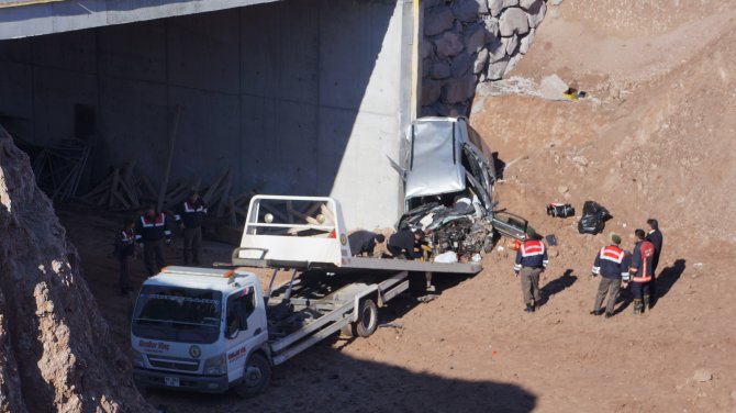 Araç, köprü inşaatından uçtu: 3 ölü