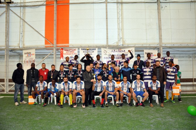 Farklı din ve renklerde düzenlenen futbol turnuvasında kardeşlik mesajı verildi