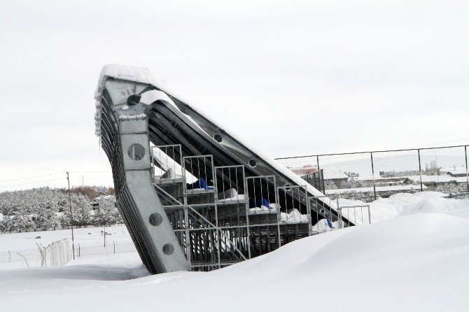 Ardahan’da Kar Nedeniyle Tribün Çatısı Çöktü