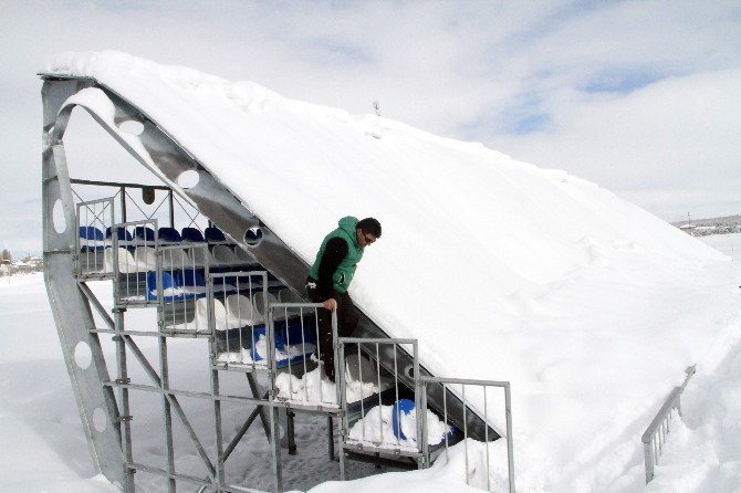 Ardahan’da Kar Nedeniyle Tribün Çatısı Çöktü