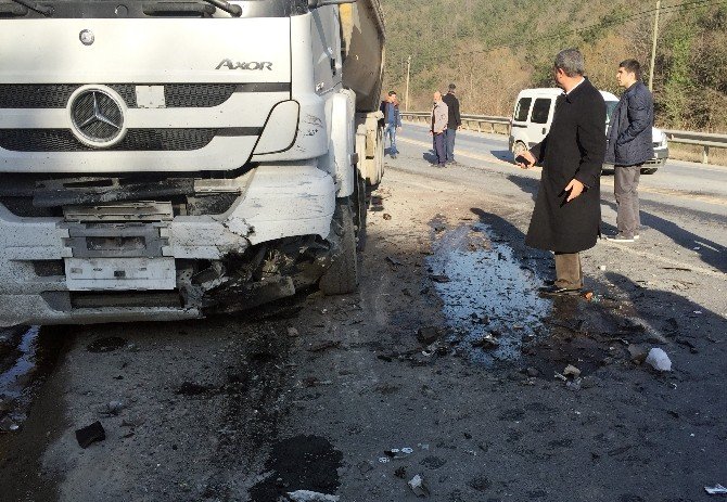 Otomobil Hafriyat Kamyonuyla Çarpıştı: 2 Ölü, 5 Yaralı