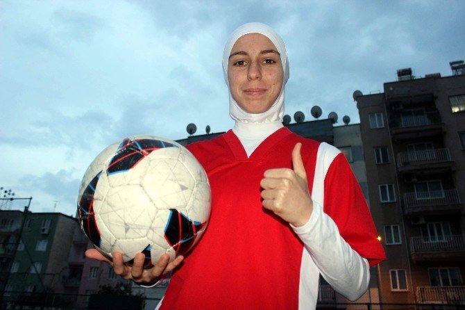 Türkiye’nin İlk Türbanlı Futbolcusu, Örtülü Kızlara Yeşil Sahanın Kapısını Açtı