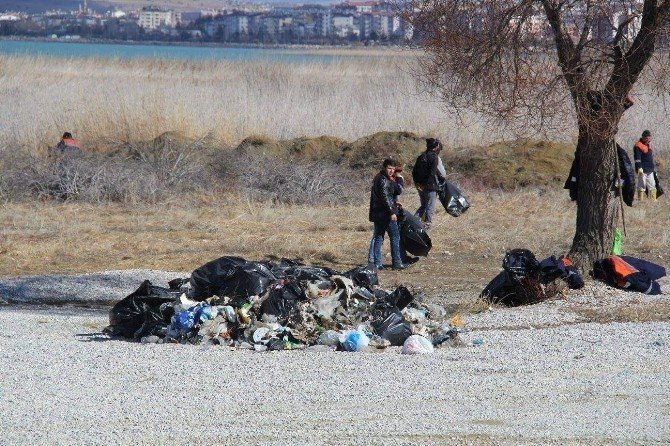Beyşehir Gölü’nün Kıyılarında Belediyeden Temizlik Seferberliği