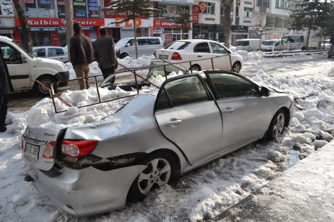 Çatıdan kar kütlesi düştü: 1 kişi öldü, araç kullanılamaz hale geldi