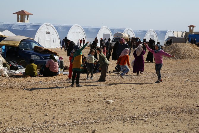 Sınırda bekleyen Suriyeliler Türkiye'ye geçmek istiyor