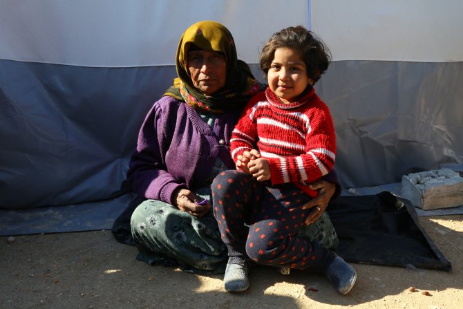 Sınırda bekleyen Suriyeliler Türkiye'ye geçmek istiyor