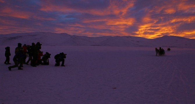 Gazeteciler, Buzla Kaplı Çıldır Gölü’nde Kamp Yaptı