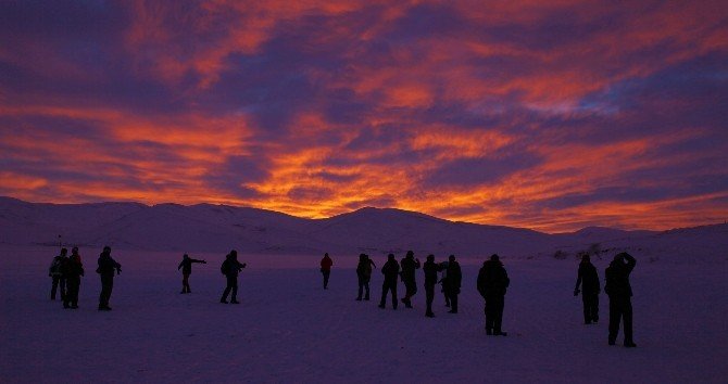 Gazeteciler, Buzla Kaplı Çıldır Gölü’nde Kamp Yaptı