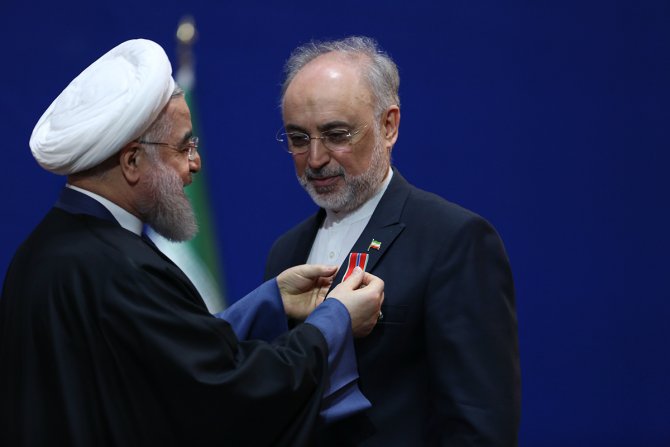 İran'da nükleer müzakere heyetine 'üstün başarı nişanı'