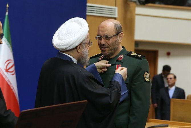 İran'da nükleer müzakere heyetine 'üstün başarı nişanı'