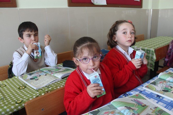 Okul Sütü Programı Kapsamında Öğrencilere Süt Dağıtıldı